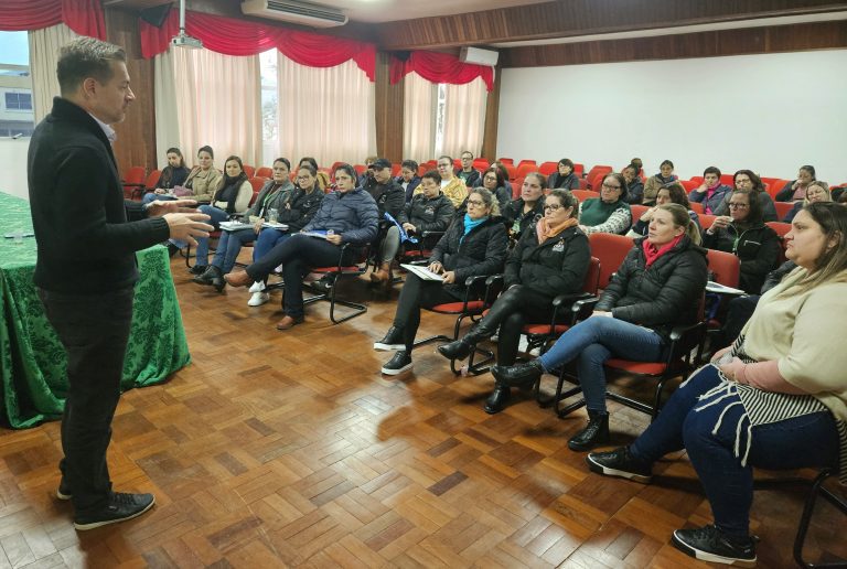 Reunião promovida pela Assistência Social aborda projetos habitacionais e programas sociais de Encantado