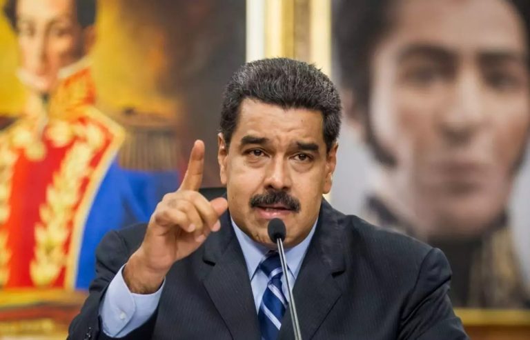 Nicolás Maduro vota no início da eleição presidencial da Venezuela