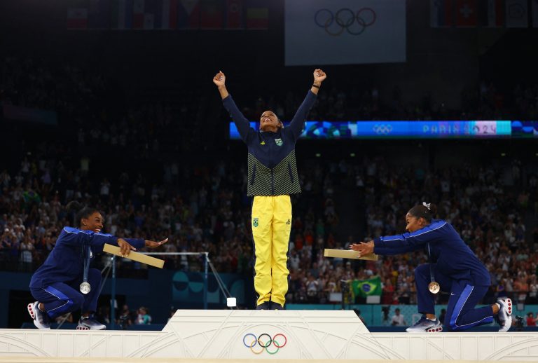 Rebeca Andrade conquista o ouro no solo e se torna a maior medalhista do Brasil na história das Olimpíadas