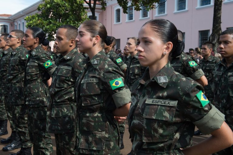 Governo Federal autoriza o alistamento voluntário de mulheres no serviço militar