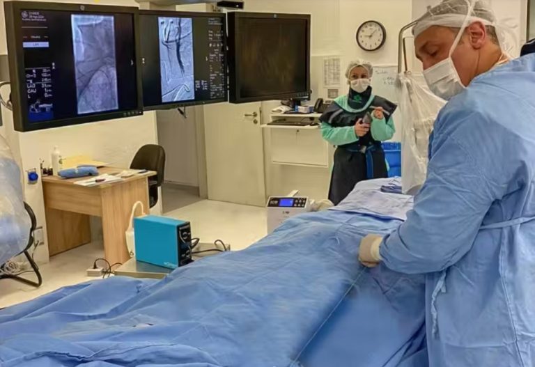 Brasil realiza 1ª cirurgia para prevenção de AVC, em Porto Alegre