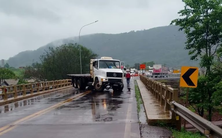 Acidente na BR-386 interrompe fluxo de veículos em Marques de Souza