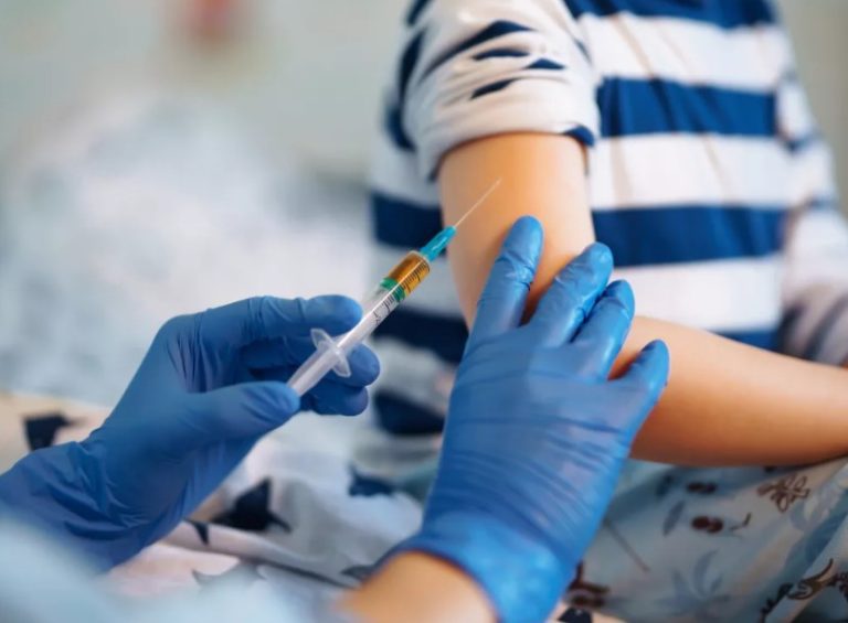 Fiocruz entra com pedido para produzir vacina da dengue no Brasil