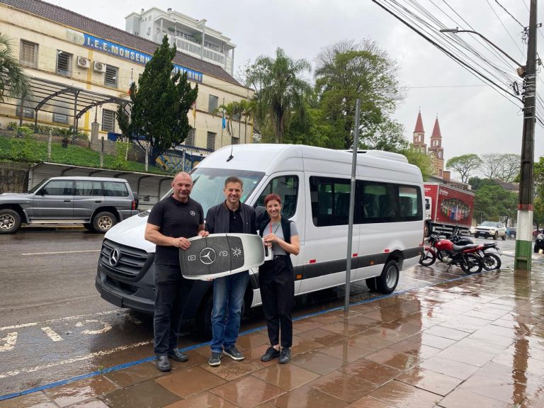 Encantado recebe novo veículo para transporte de pacientes de hemodiálise