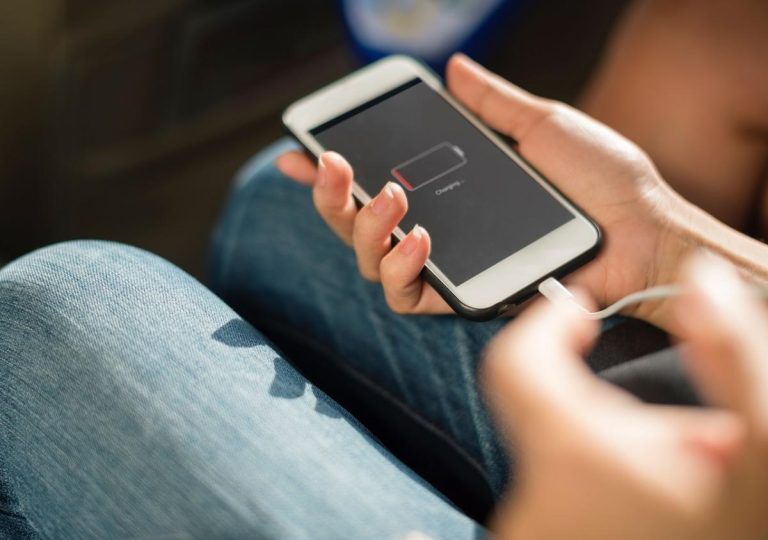 TJRS decide que venda de celulares e smartwatches sem carregador não é prática abusiva