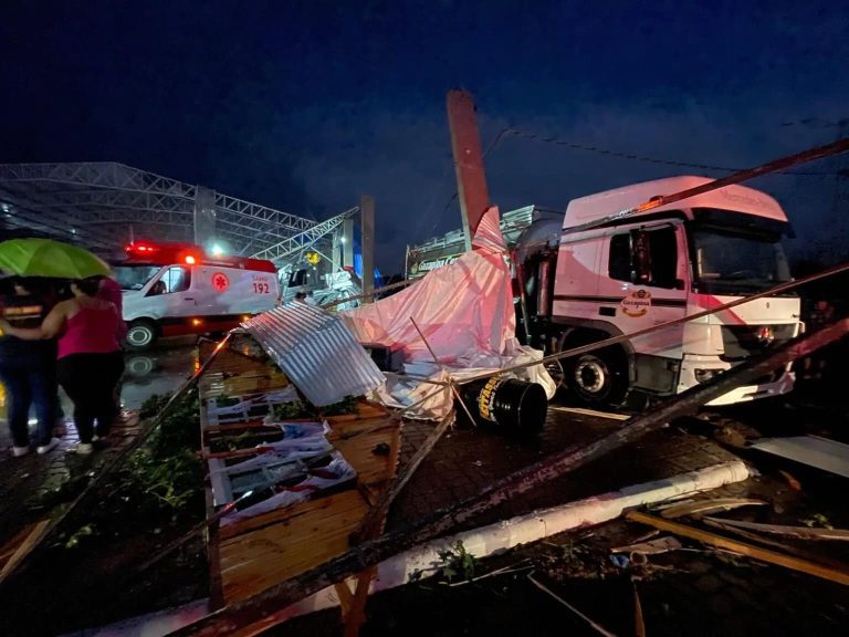 Mais de 50 pessoas ficam feridas após desabamento de pavilhão durante temporal em Arroio do Tigre