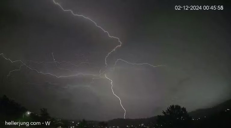 Observatórios registram mais de 1,5 mil raios durante tempestades no RS