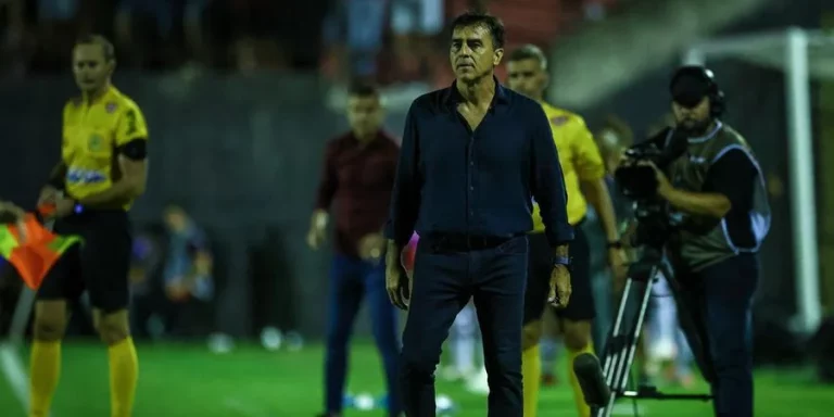 Quinteros cita necessidade de mais reforços no Grêmio