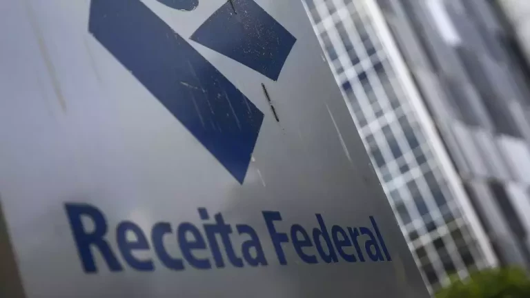 Receita Federal assegura que não vai taxar Pix acima de 5 mil reais; entenda as novas regras