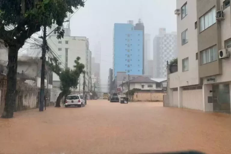 Entenda por que chuvas que provocaram destruição no litoral de Santa Catarina são difíceis de prever