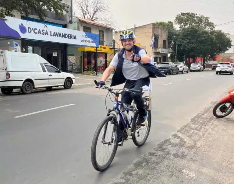 Prefeito gaúcho realiza viagem de bicicleta até município catarinense para agradecer pela ajuda recebida após a enchente