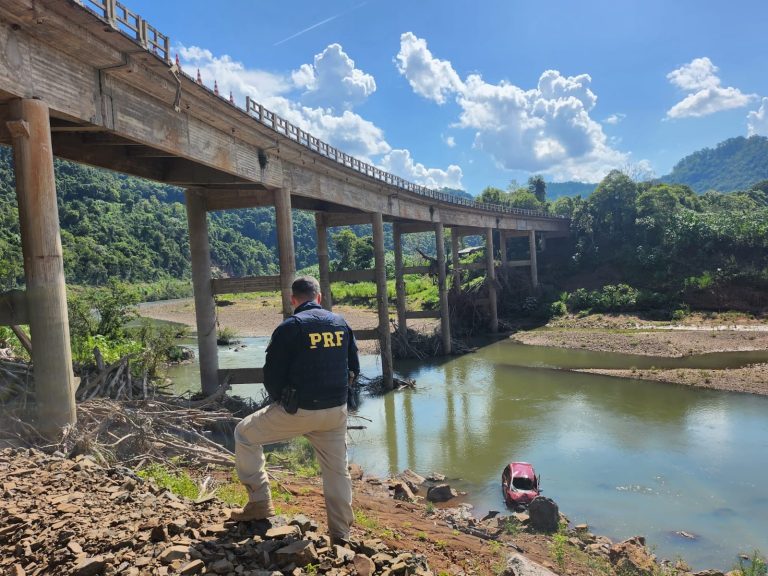 Motorista perde controle de veículo e cai de ponte na BR-386