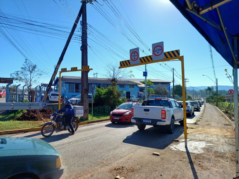 Caminhão fica preso na ponte de ferro e bloqueia trânsito entre Arroio do Meio e Lajeado