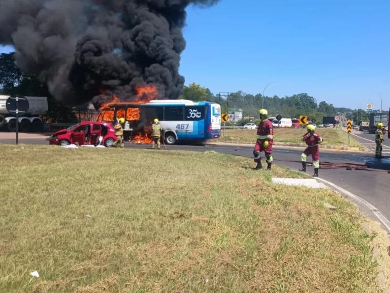 Acidente em Nova Santa Rita deixa ônibus em chamas e duas pessoas feridas