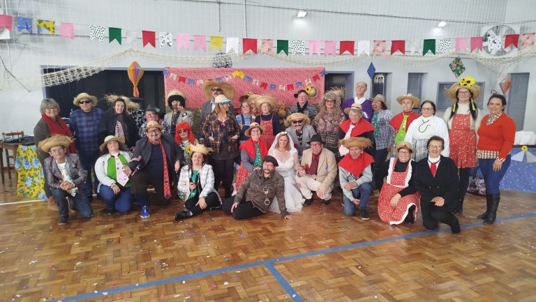 CRAS de Relvado realiza Arraiá com 200 participantes e teatro de casamento caipira