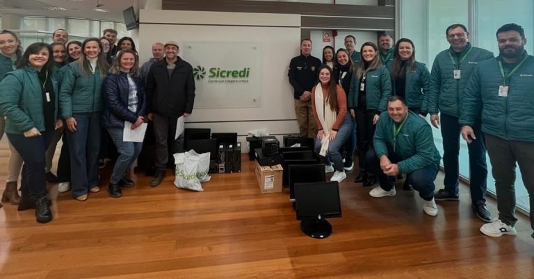 Sicredi doa equipamentos de informática para escolas e entidades