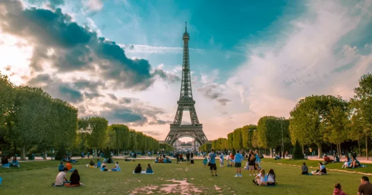 Pix é liberado em comércios franceses e facilita compras de brasileiros no exterior
