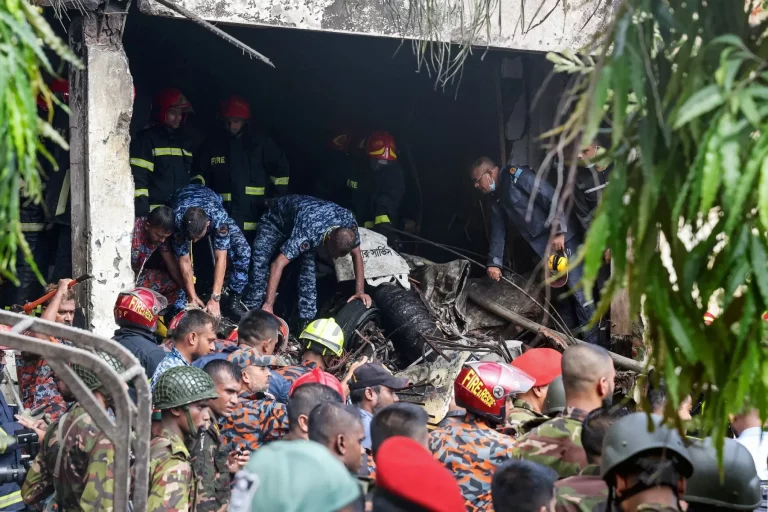 Avião militar cai em campus de faculdade e deixa ao menos 19 mortos em Bangladesh