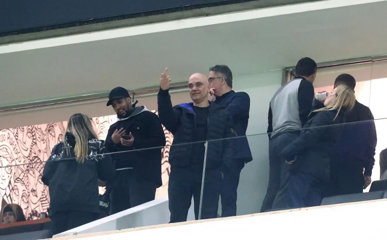 Após sanção dos EUA, Moraes é flagrado fazendo gesto obsceno em estádio