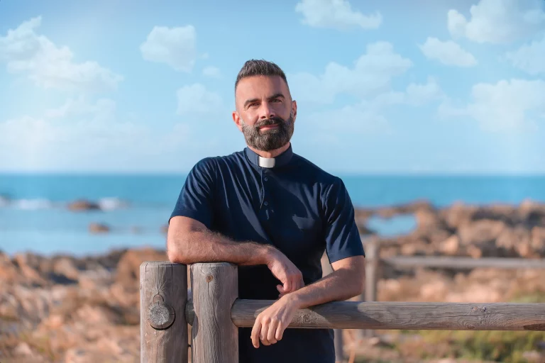 Padres bonitões e digitais ganham destaque na linha de frente da Igreja Católica