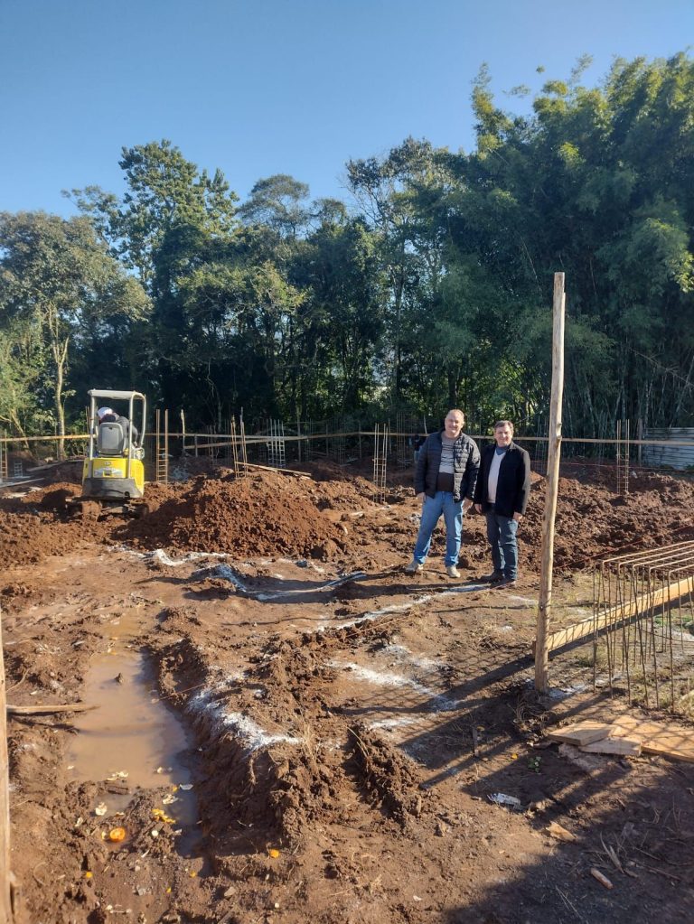 Prefeito Mazinho e secretário visitam obras da nova UBS no Bairro 21 de Abril