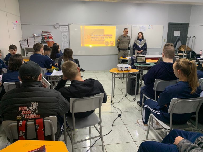 Palestras sobre saúde mental e riscos do cigarro eletrônico são realizadas na Escola Padre Fernando