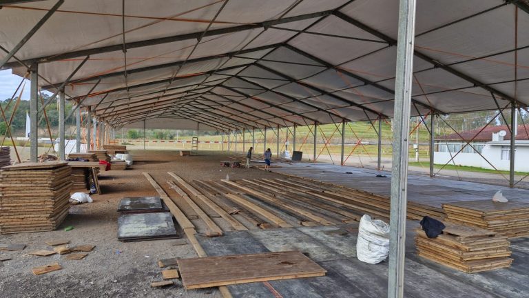 Estrutura da Mostra Guaporé 2025 começa a ser montada no autódromo