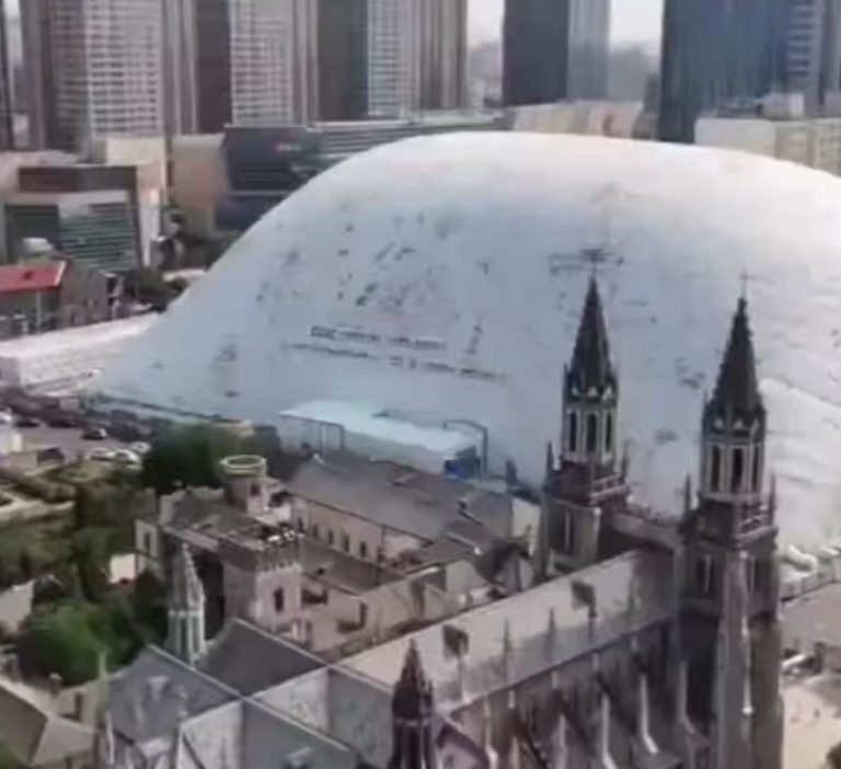 China instala cúpula inflável gigante para conter poeira e ruído em obras