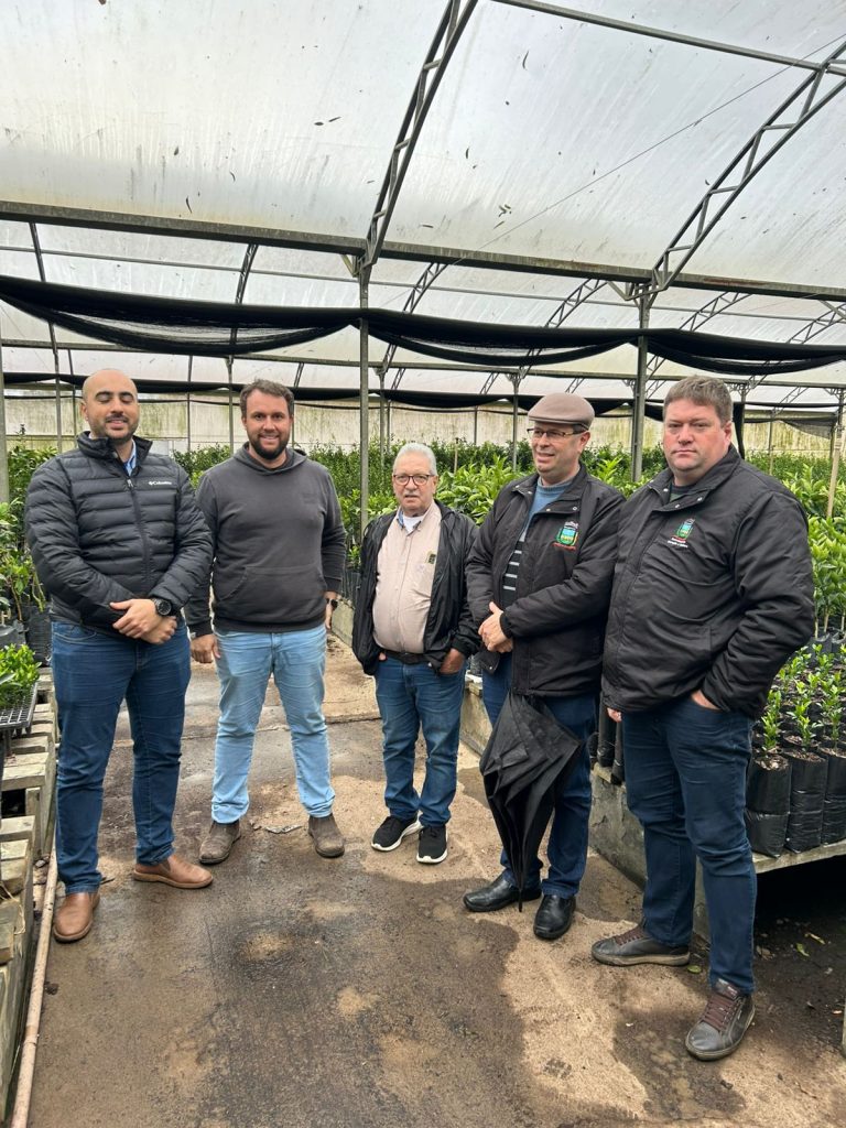 Secretaria de Agricultura de Encantado realiza visita técnica a viveiro e indústria de sucos na Serra Gaúcha
