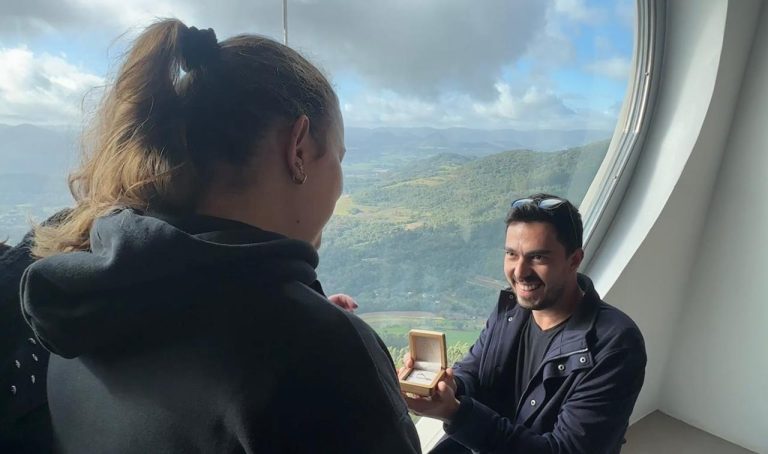 Casal protagoniza pedido de casamento na abertura do mirante do Cristo Protetor de Encantado