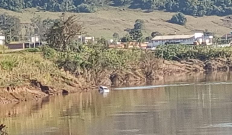 Motorista morre após veículo cair no rio em Marques de Souza