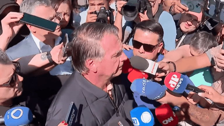 Bolsonaro é escoltado para colocar tornozeleira eletrônica após decisão do STF