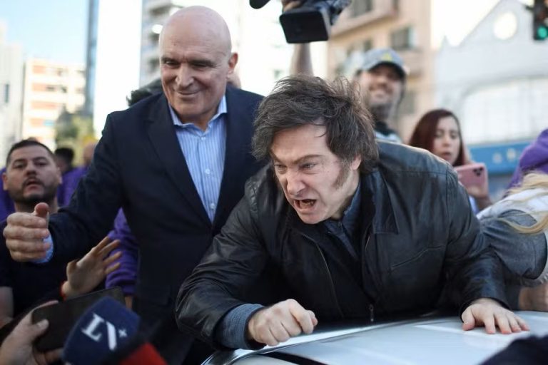Milei é retirado às pressas de carreata após ataque com pedras na Argentina