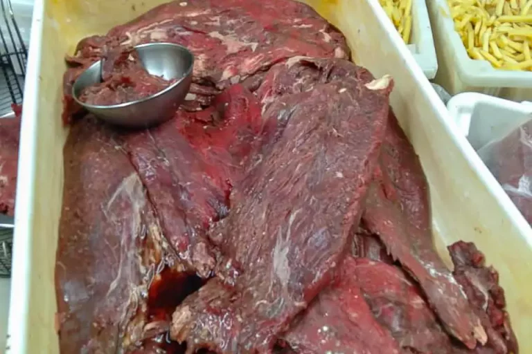 Fiscalização interdita restaurante em Porto Alegre com mais de 380 kg de alimentos impróprios