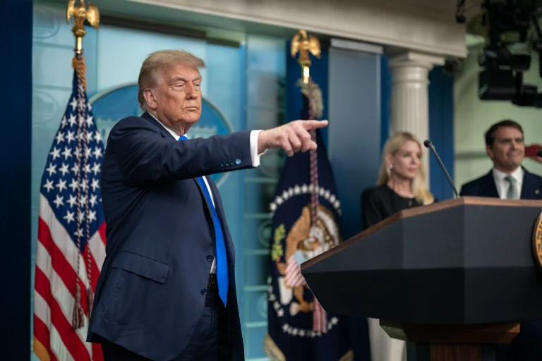 Trump diz que parte do dinheiro arrecadado com tarifas poderá ser distribuída à população dos EUA