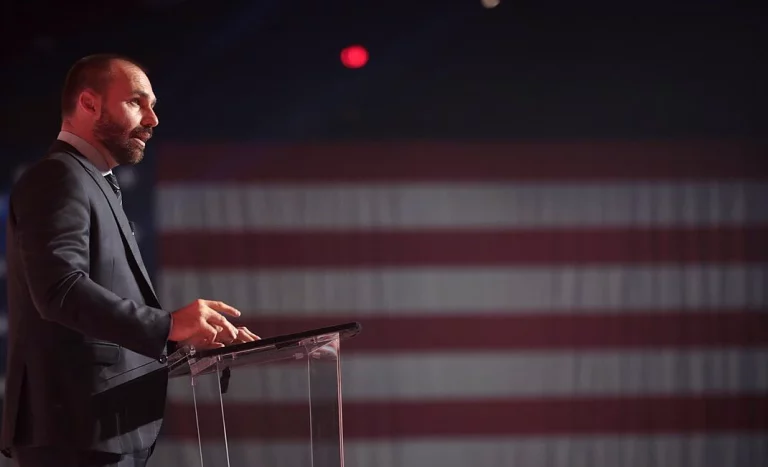 Eduardo Bolsonaro solicita exercer mandato de forma remota nos EUA