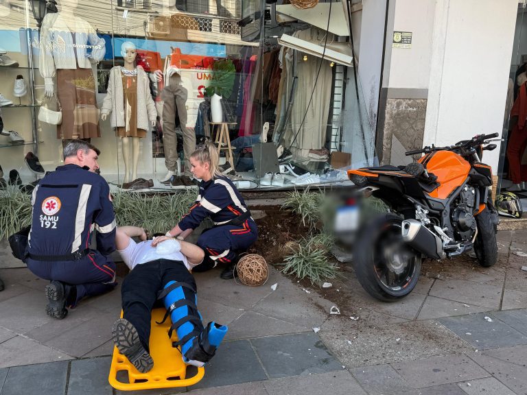 Jovem perde controle de moto e colide em loja no centro de Encantado