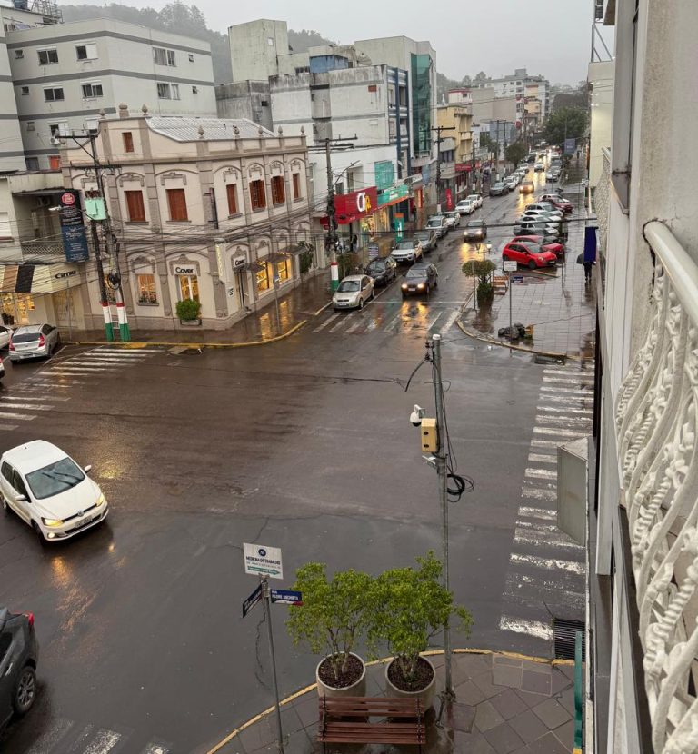 Mutirão de limpeza de fiação excedente vai bloquear trecho da Rua Júlio de Castilhos nesta terça