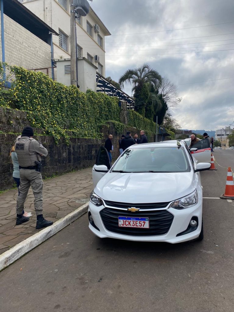 Encantado realiza operação para fiscalizar táxis e combater transporte clandestino