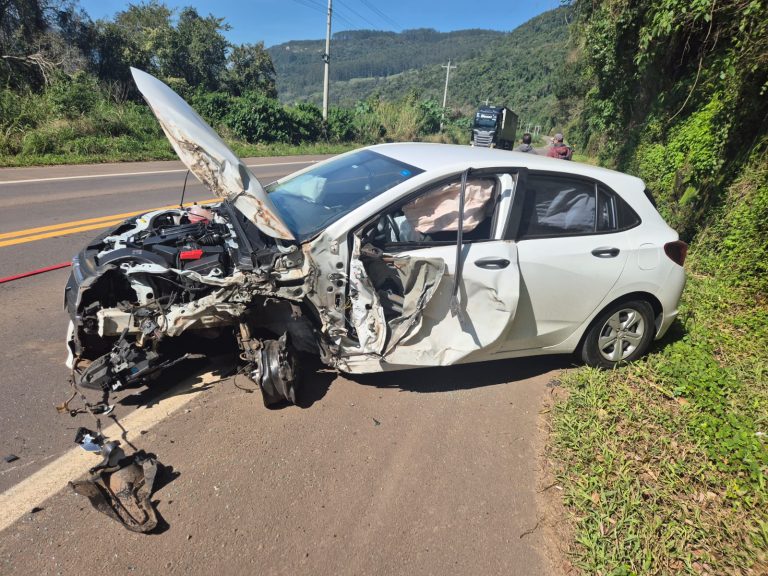 Colisão entre carro e caminhão deixa vereadora ferida na ERS-129, entre Encantado e Muçum