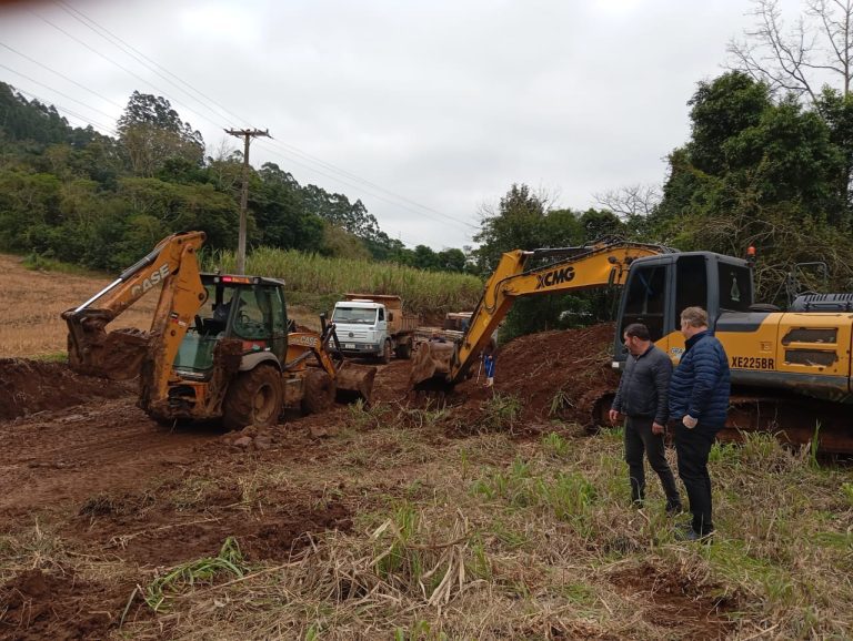 Prefeitura de Roca Sales realiza melhorias na estrada da Linha Brasil