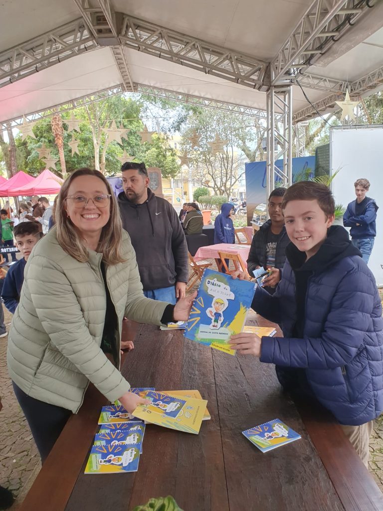 Jovem de Lajeado lança segundo livro na Feira do Livro