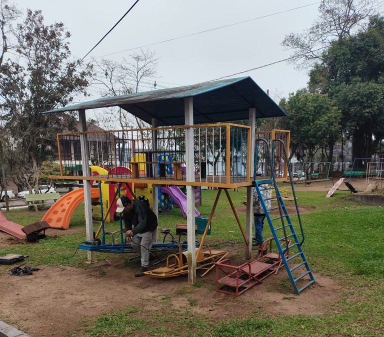 Praça da Matriz de Roca Sales passa por obras e terá brinquedos inclusivos