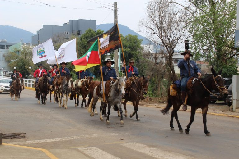 Chegada da Chama Crioula marca início da Semana Farroupilha em Roca Sales