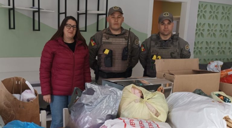 Brigada Militar entrega doações ao Abrigo de Encantado com apoio de alunos de Vespasiano Corrêa