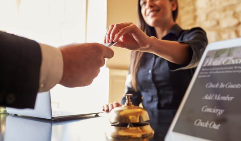 Projeto quer proibir check-out antes do meio-dia em hotéis