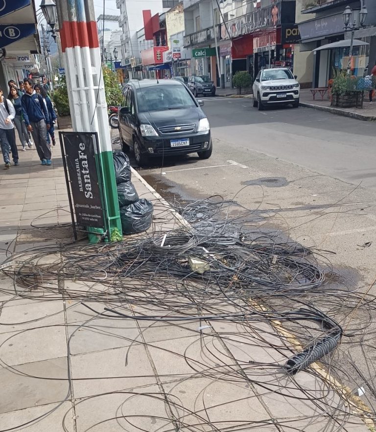Mutirão de limpeza de fiação excedente segue nesta quarta-feira no centro de Encantado