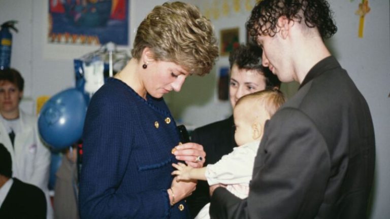 Cápsula enterrada por Lady Di é aberta após 34 anos