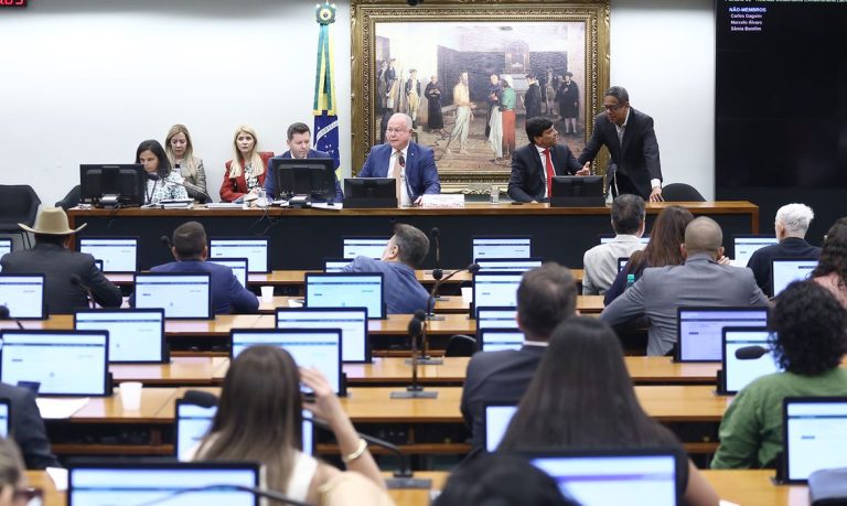 CCJ da Câmara aprova aumento de pena para aliciamento infantil em redes sociais