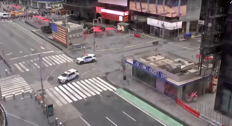 Polícia esvazia Times Square após suspeita de bomba